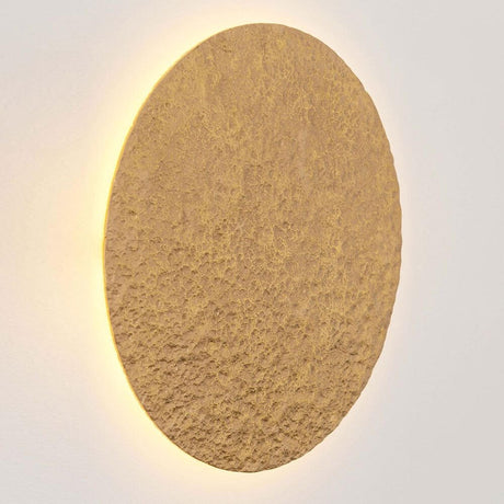 Applique Meteor ferro oro con design fisso, dorato e luce soffusa per un'illuminazione murale elegante.