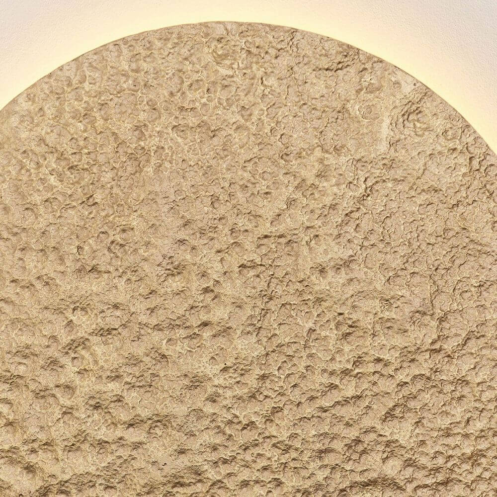 Wandleuchte Meteor Eisen Gold mit einzigartiger textured Oberfläche in neutralen Farben.