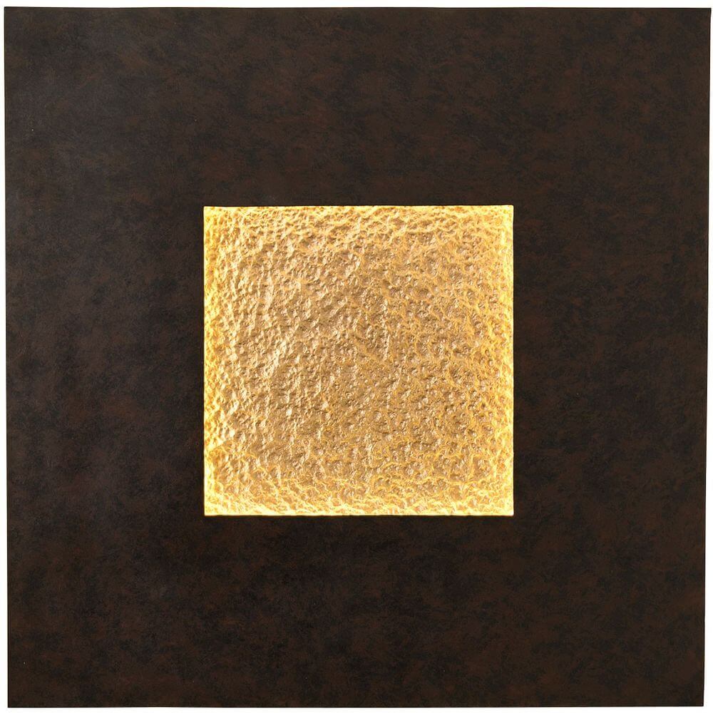 Wandleuchte Eclipse Gross Eisen Braun-Schwarz-Gold mit goldener Lichtaussparung auf dunklem Hintergrund.