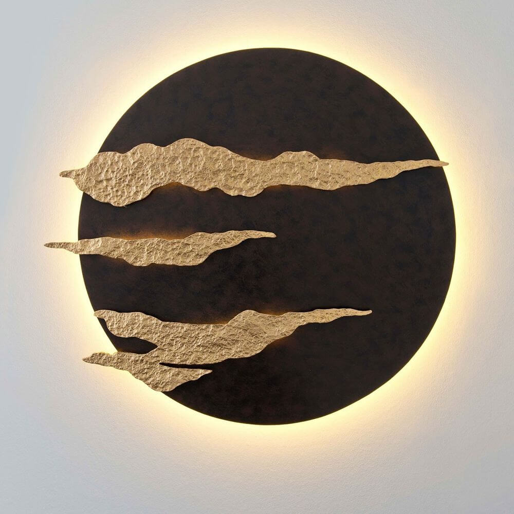 Wandleuchte Firmamento Eisen Braun-Schwarz-Gold mit goldenen Wolken auf schwarzem Hintergrund