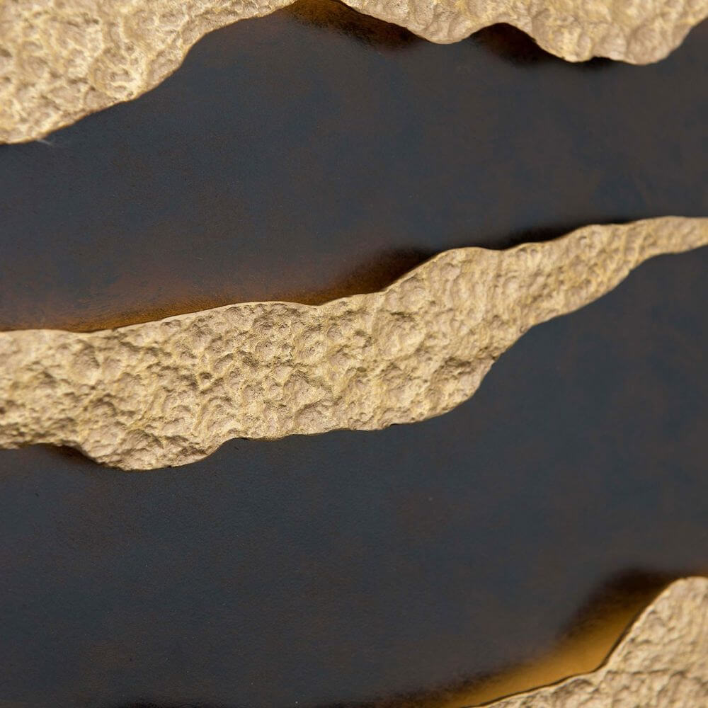 Detaillierte Textur der Wandleuchte Firmamento Eisen Braun-Schwarz-Gold mit strukturiertem Design.