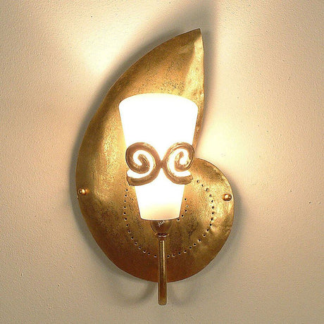 Applique murale Doppione gauche fer-verre doré au design doré élégant et à la luminosité renforcée.