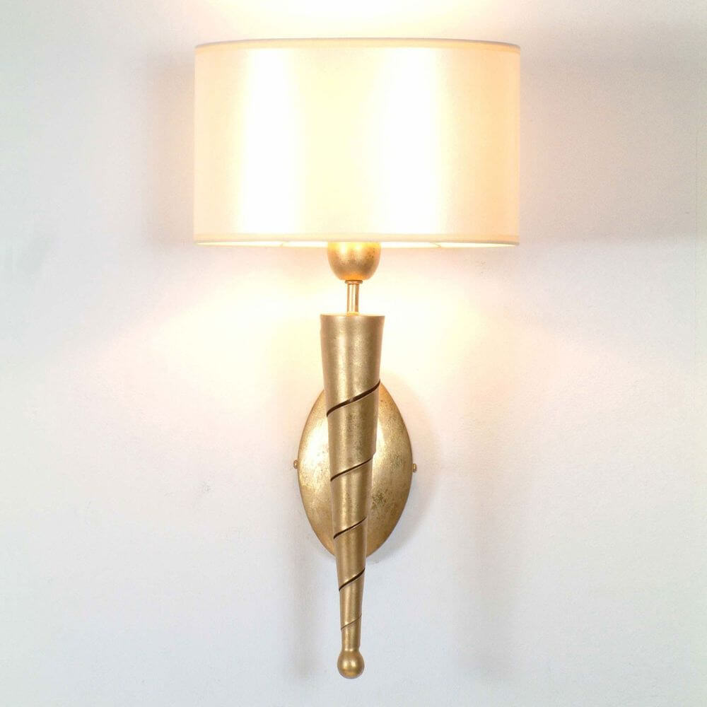 Vegglampe Innovazione i jern og gull med elegant gullfarget design og behagelig belysning.