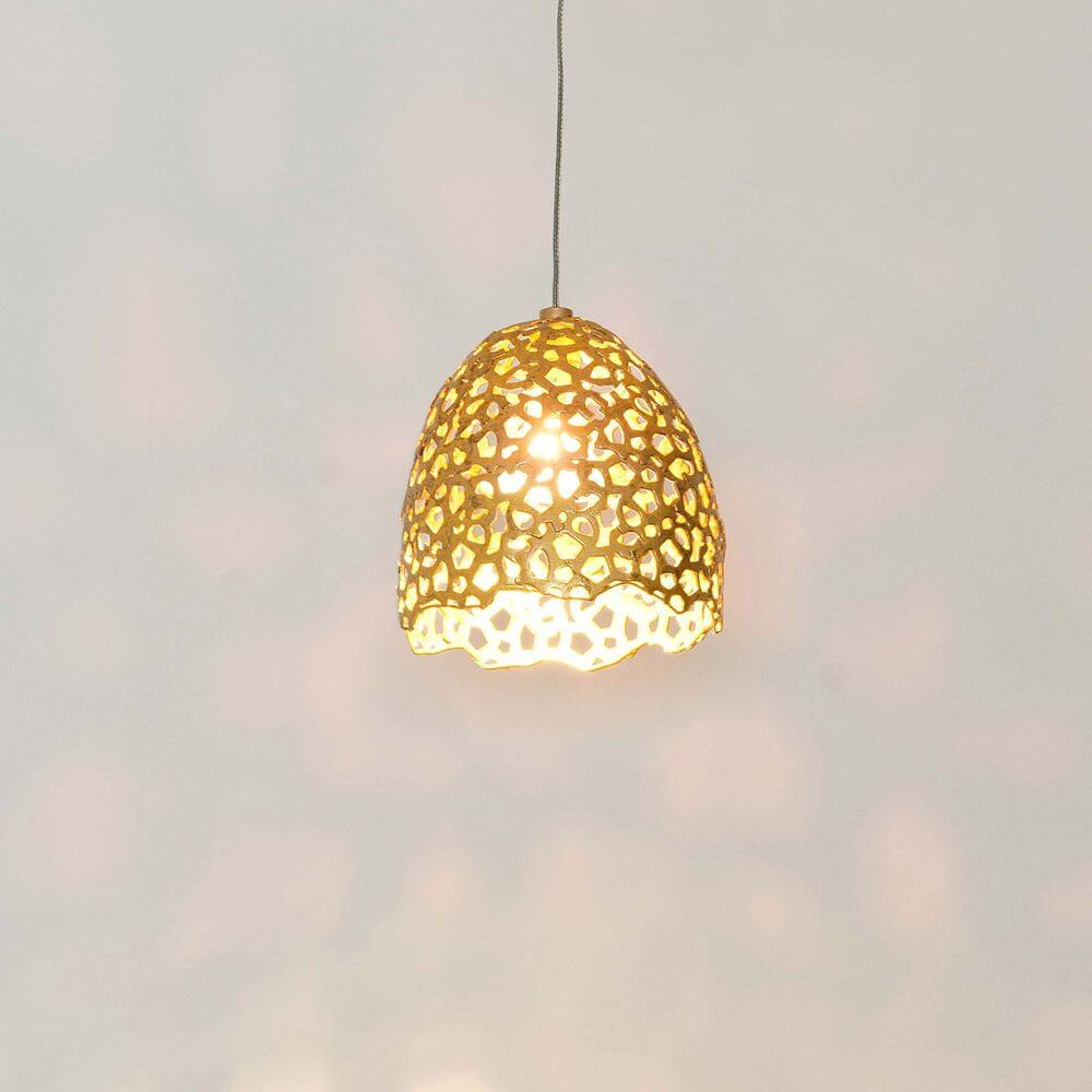 Pendelleuchte Lily Piccolo Eisen Gold, moderne goldene Lampe mit filigranem Design.