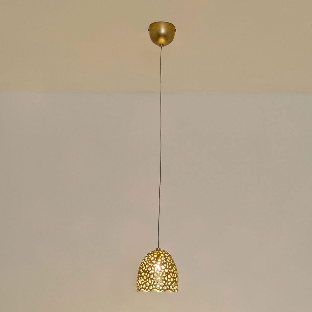 Pendelleuchte Lily Piccolo Eisen Gold mit einzigartigem Design und goldener Oberfläche im modernen Stil.