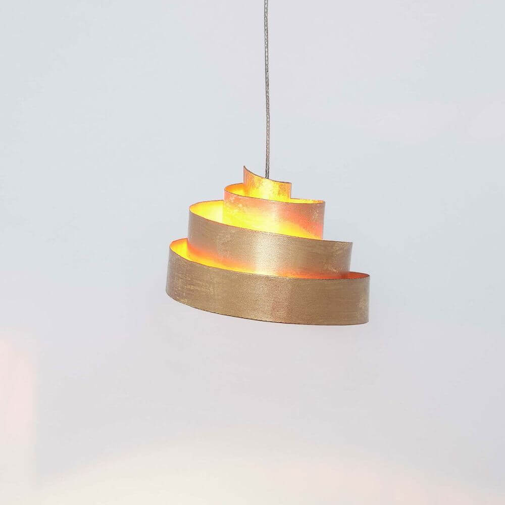 Pendelleuchte Banderola Eisen Gold in spiralförmigem Design mit warmem Licht und goldenen Elementen.