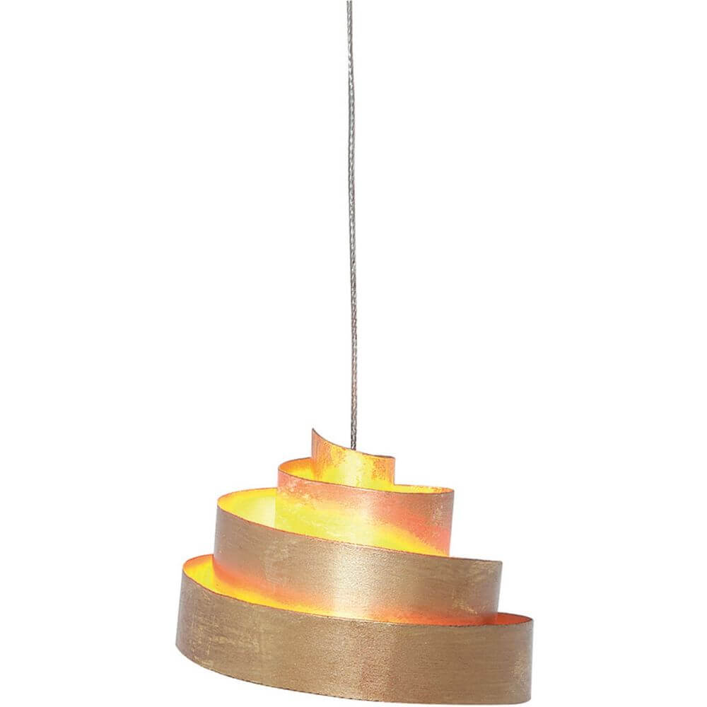 Pendelleuchte Banderola Eisen Gold in spiralisierter goldener Ausführung mit warmem Licht.