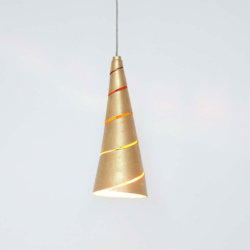 Pendelleuchte Innovazione Eisen Gold in konischer Form mit warmem Licht, ideal für moderne Innenräume.
