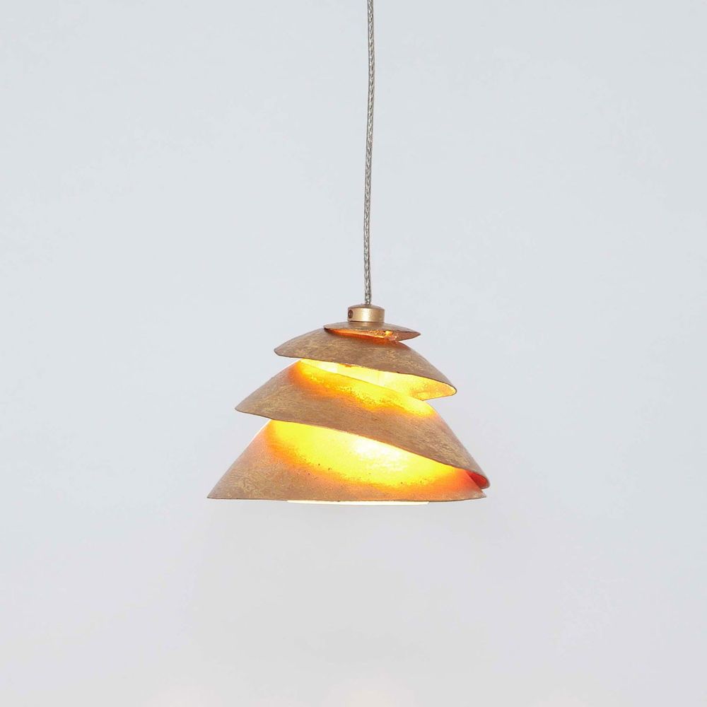 Pendelleuchte Snail aus Eisen in Gold, moderne Designerlampe mit einzigartigem, spiralförmigem Design.