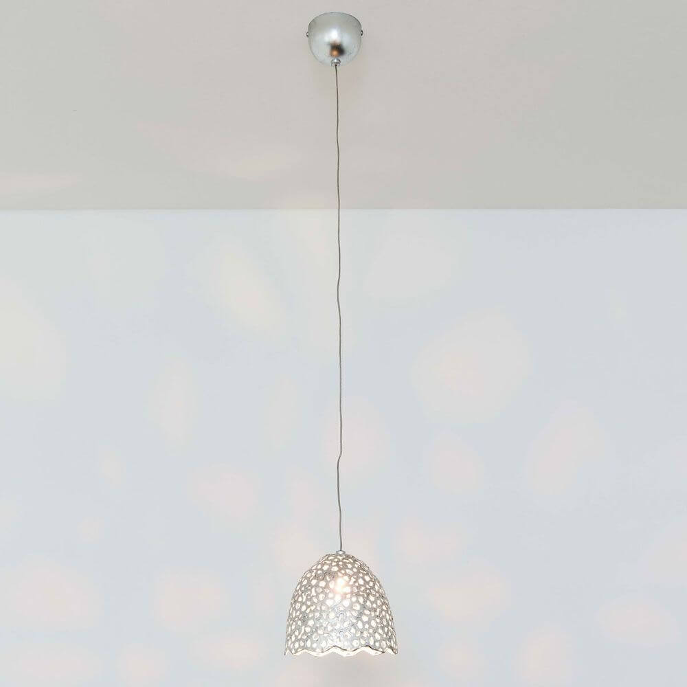 Pendelleuchte Lily Grande Eisen Silber mit feinem, decorativem Lampenschirm in Silber.