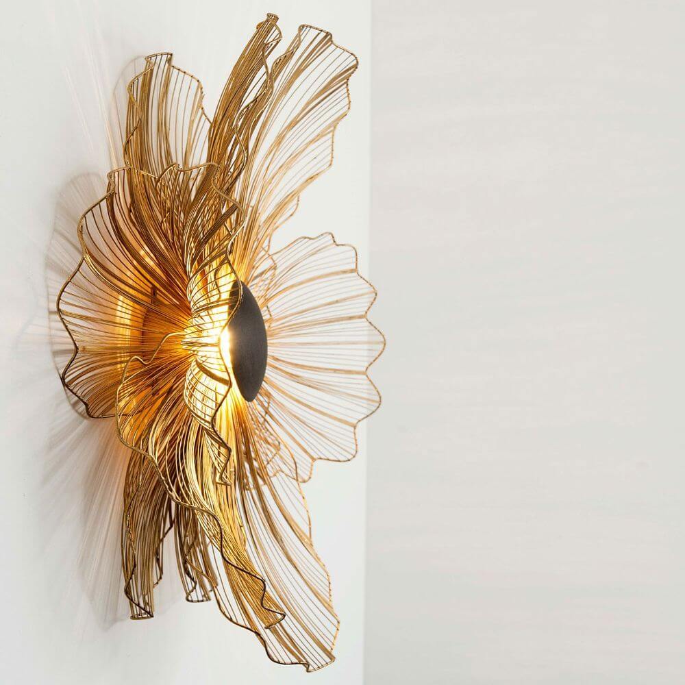 Wandleuchte Tremolo aus goldfarbenem Eisendraht mit einem modernen Design und filigraner Optik.
