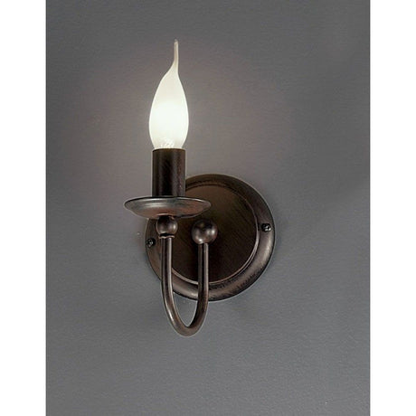Azienda væglampe rustantik 16cm med elegant design og flammeformet pære på en grå væg.