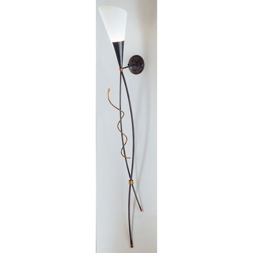 Fackel rost-antik Spirale klein Gold 163cm an der Wand mit elegantem Design und stilvollem Licht.
