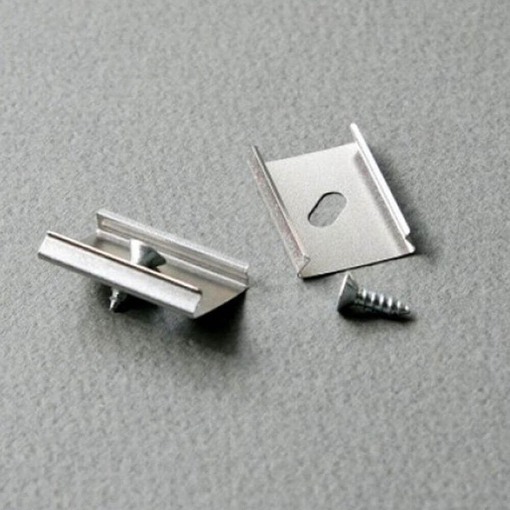 Lot de 4 pinces de montage pour profilé en aluminium type L avec vis sur fond gris.