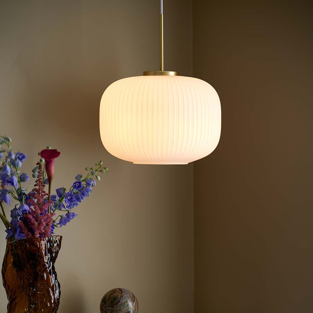 Milford Hängeleuchte Opal-Weiß mit opalweißem Glas und goldener Aufhängung im Vintage-Stil.