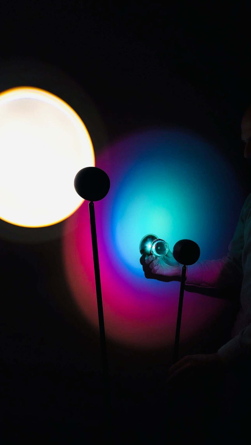 Lebendige Lichtspiele mit bunten Lampen und Schattenspielen, das s.luce Element wird kreativ inszeniert.