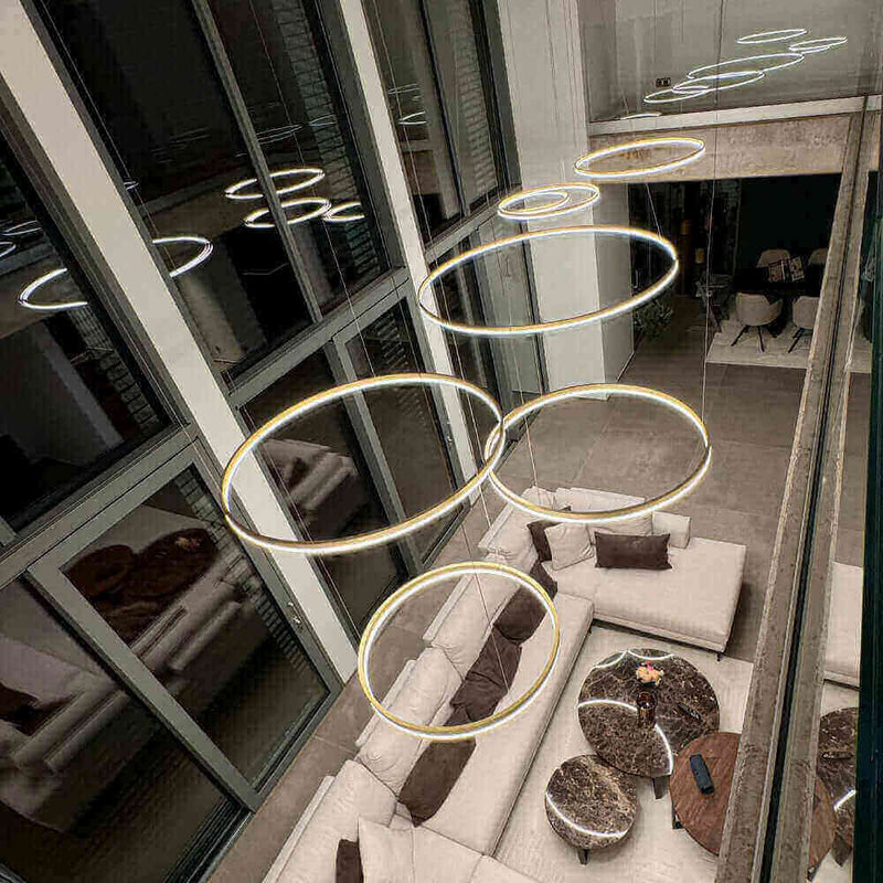 Moderne Leuchten in kreisförmigen Designs über einem stilvollen Wohnbereich. Elegante Einrichtung und zeitgemäßes Ambiente.