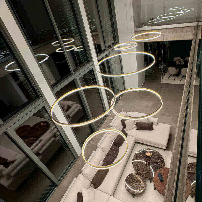 Moderne Leuchten in kreisförmigen Designs über einem stilvollen Wohnbereich. Elegante Einrichtung und zeitgemäßes Ambiente.