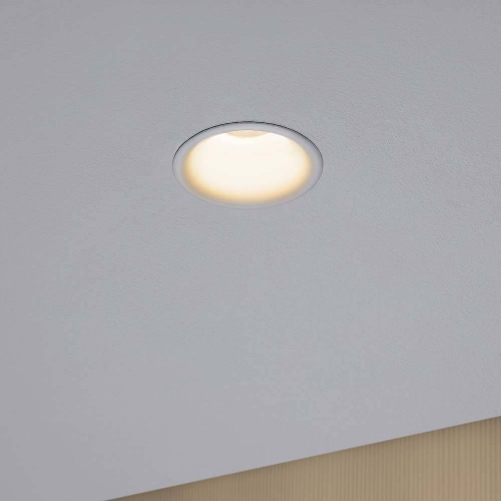3er-Set LED Einbaulampen Cymbal Coin Warmdimmfunktion IP44 Weiß in weißem Deckenpaneel.