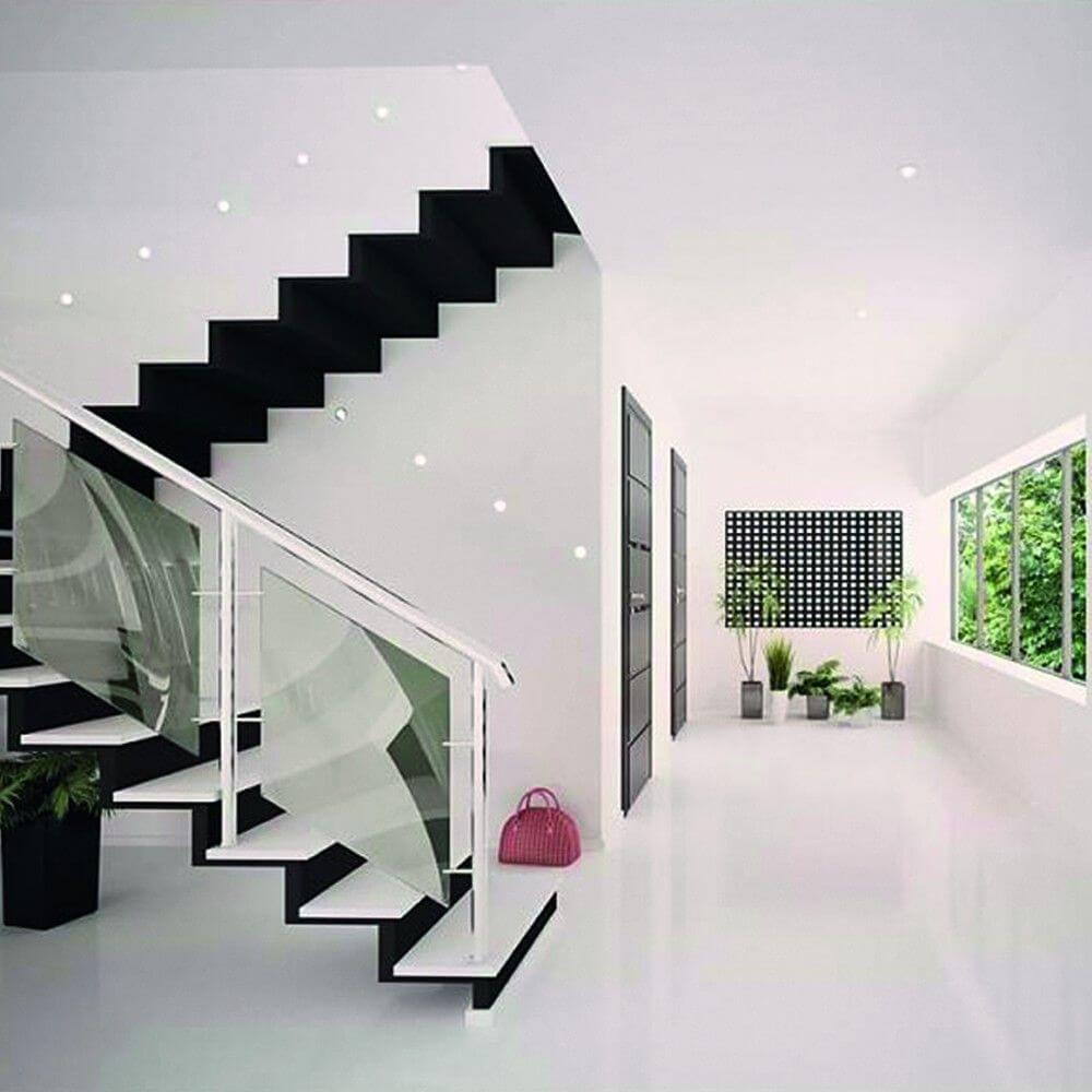 Moderne Treppenhausansicht mit weißen Wänden, schwarzer Treppe und eleganter Beleuchtung für Innenräume.