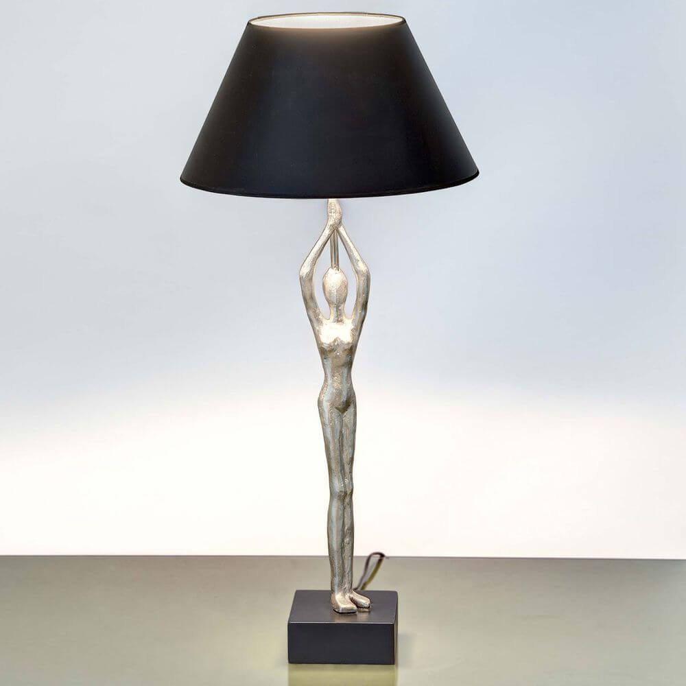 Tischleuchte Ballerino Aluminium-Holz Silber-Schwarz mit modernem Design und schwarzem Lampenschirm.