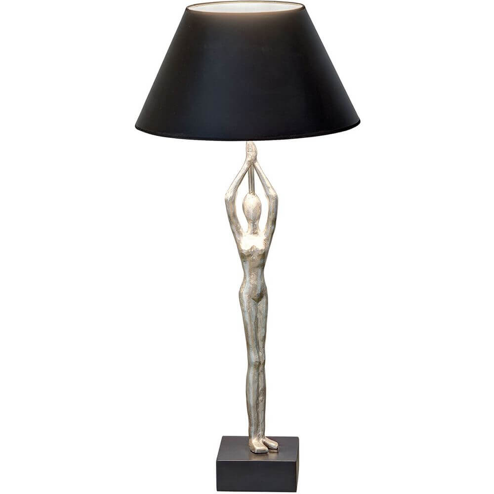 Tischleuchte Ballerino Aluminium-Holz Silber-Schwarz mit skulpturalem Design und schwarzem Lampenschirm.