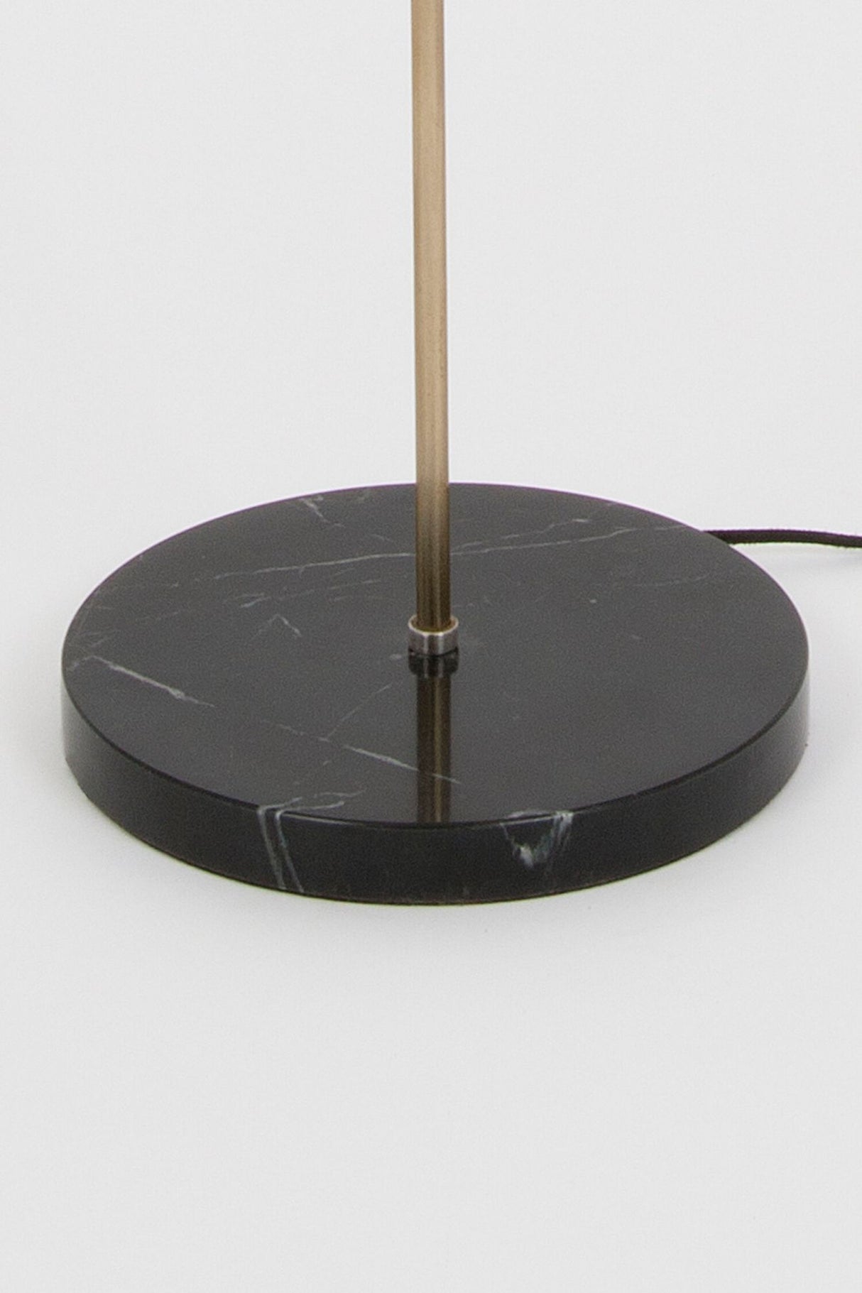Lampada da terra Oktavia in marmo con base in marmo e paralume