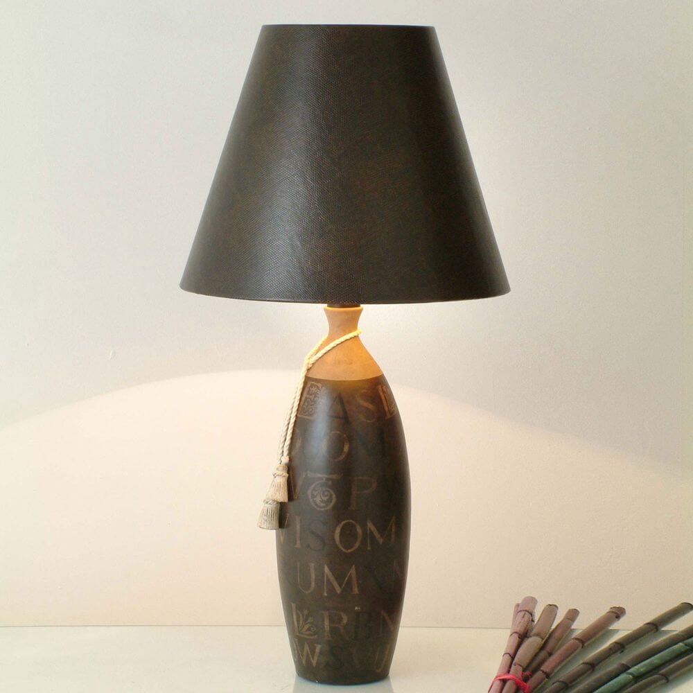 Tischleuchte Carattere Alta in Keramik schwarz-braun-sand mit elegantem Lampenschirm.