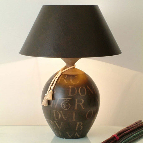 Lampada da tavolo Carattere Grandissima in ceramica nero-marrone-sabbia con paralume nero e motivo decorativo.