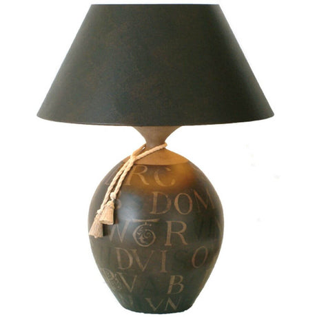 Lampada da tavolo Carattere Grandissima in ceramica nero-marrone-sabbia con paralume nero e base decorativa in ceramica.