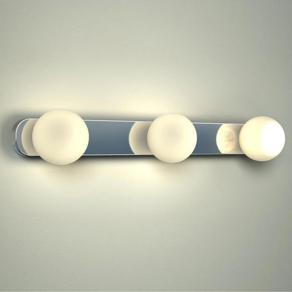 Moderne dreiflammige Wandleuchte Azos in Chrom mit weißen Glaskugeln, IP44 für Bäder.