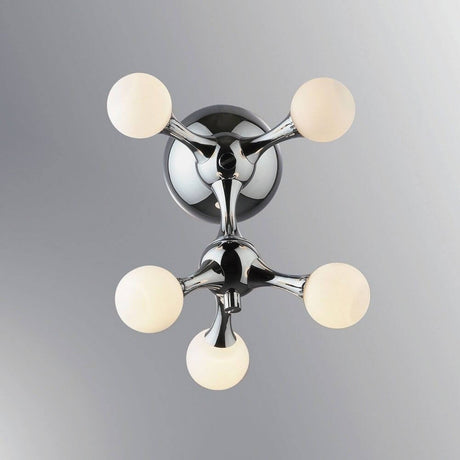 Applique Nodi con 5 sfere in vetro cromato in un design moderno in metallo cromato.