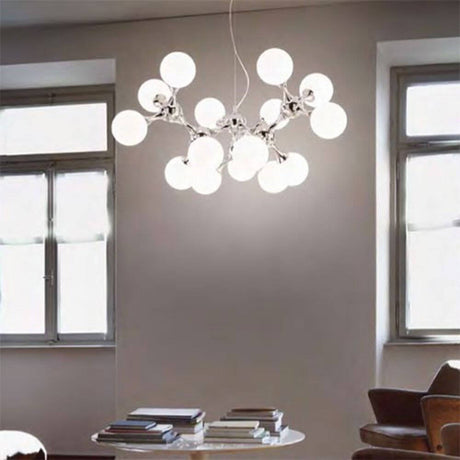 Nodi hanglamp met 9 bolglazen Ø 80 cm chroom in moderne woonruimte met groot raam.