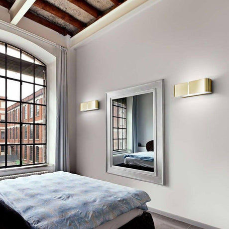 Applique Clip Up&Down 44 cm foglia d’oro sulla parete accanto a uno specchio in una camera da letto.