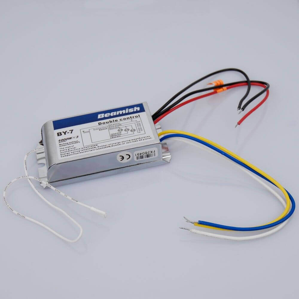 Wireless Funk-Kontroller mit doppeltem Steuerungssystem und farbigen Drähten für flexible Beleuchtungssteuerung.