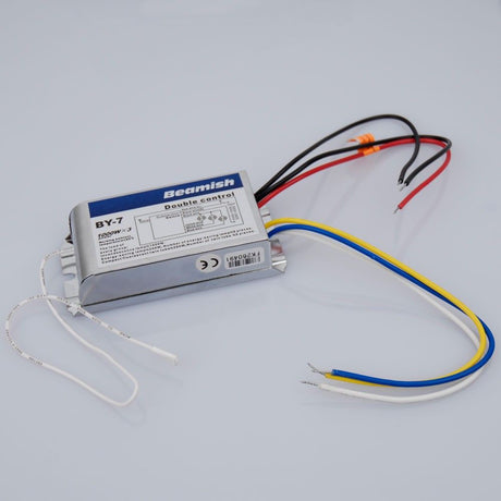 Wireless Funk-Kontroller mit doppeltem Steuerungssystem und farbigen Drähten für flexible Beleuchtungssteuerung.