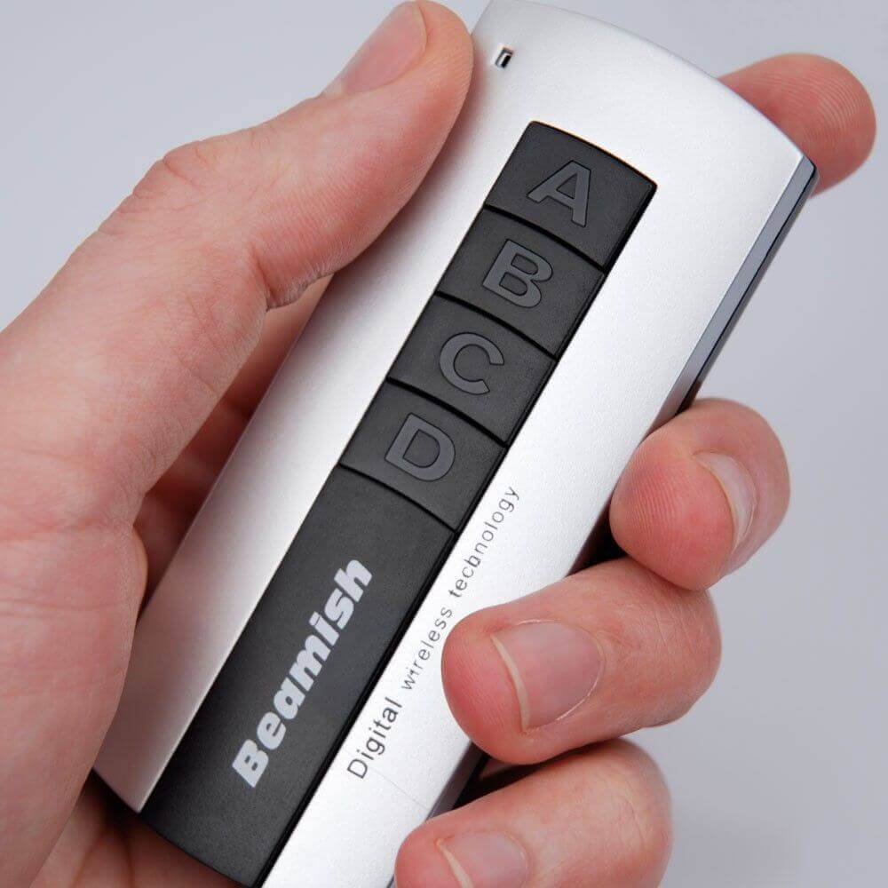 Kabellose Fernbedienung für Funk-Kontroller mit Tasten A bis D, digitale Technologie.