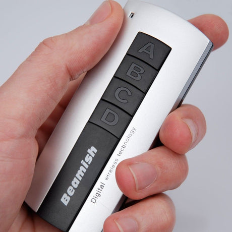 Kabellose Fernbedienung für Funk-Kontroller mit Tasten A bis D, digitale Technologie.