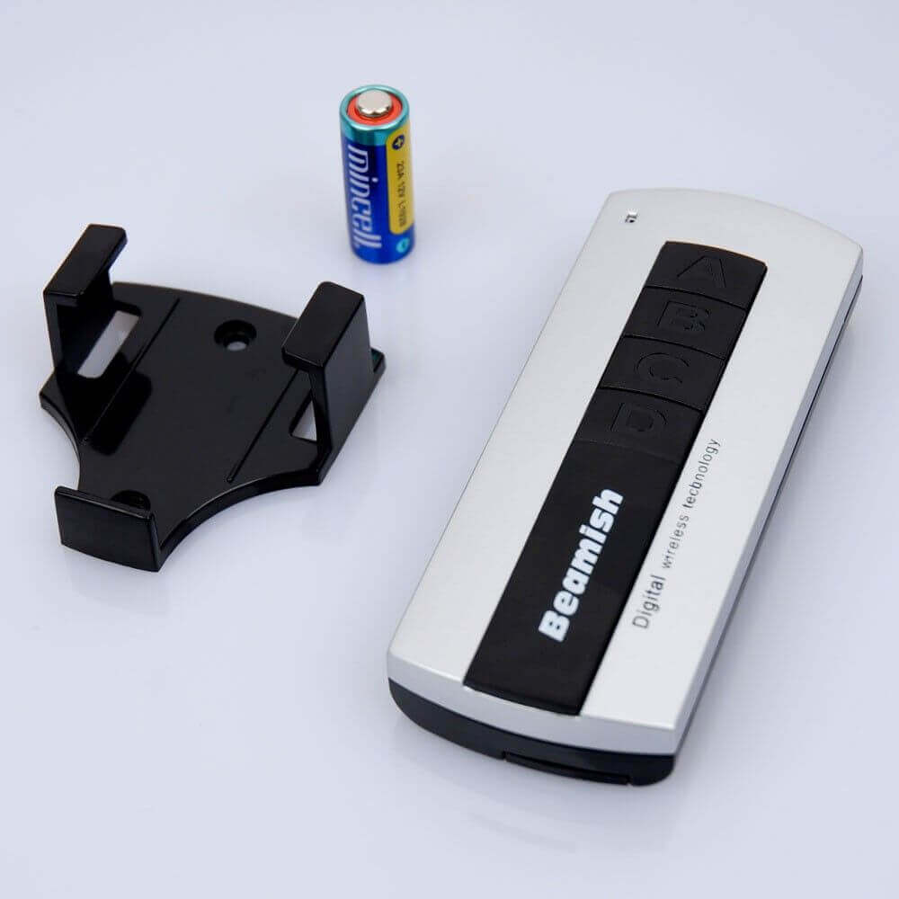 Funk-Kontroller mit Fernbedienung und Halterung, batteriebetrieben für kabellose Steuerung.