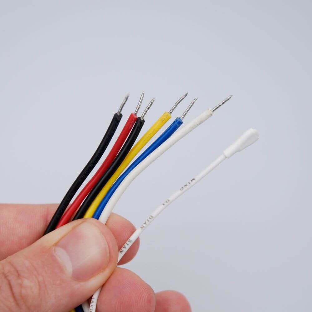 Detailaufnahme von verschiedenen elektrischen Drähten in der Hand, ideal für den Funkkontroller.