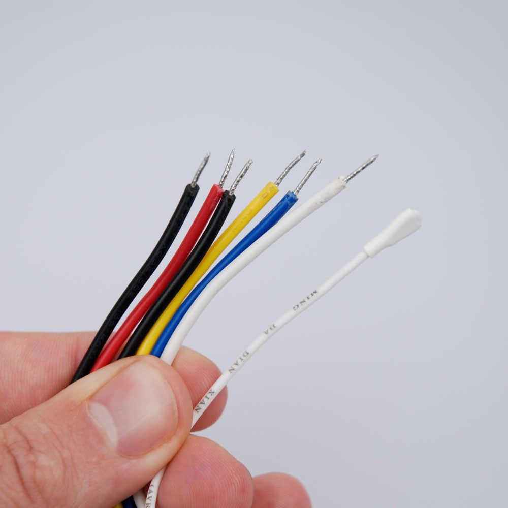 Detailaufnahme von verschiedenen elektrischen Drähten in der Hand, ideal für den Funkkontroller.
