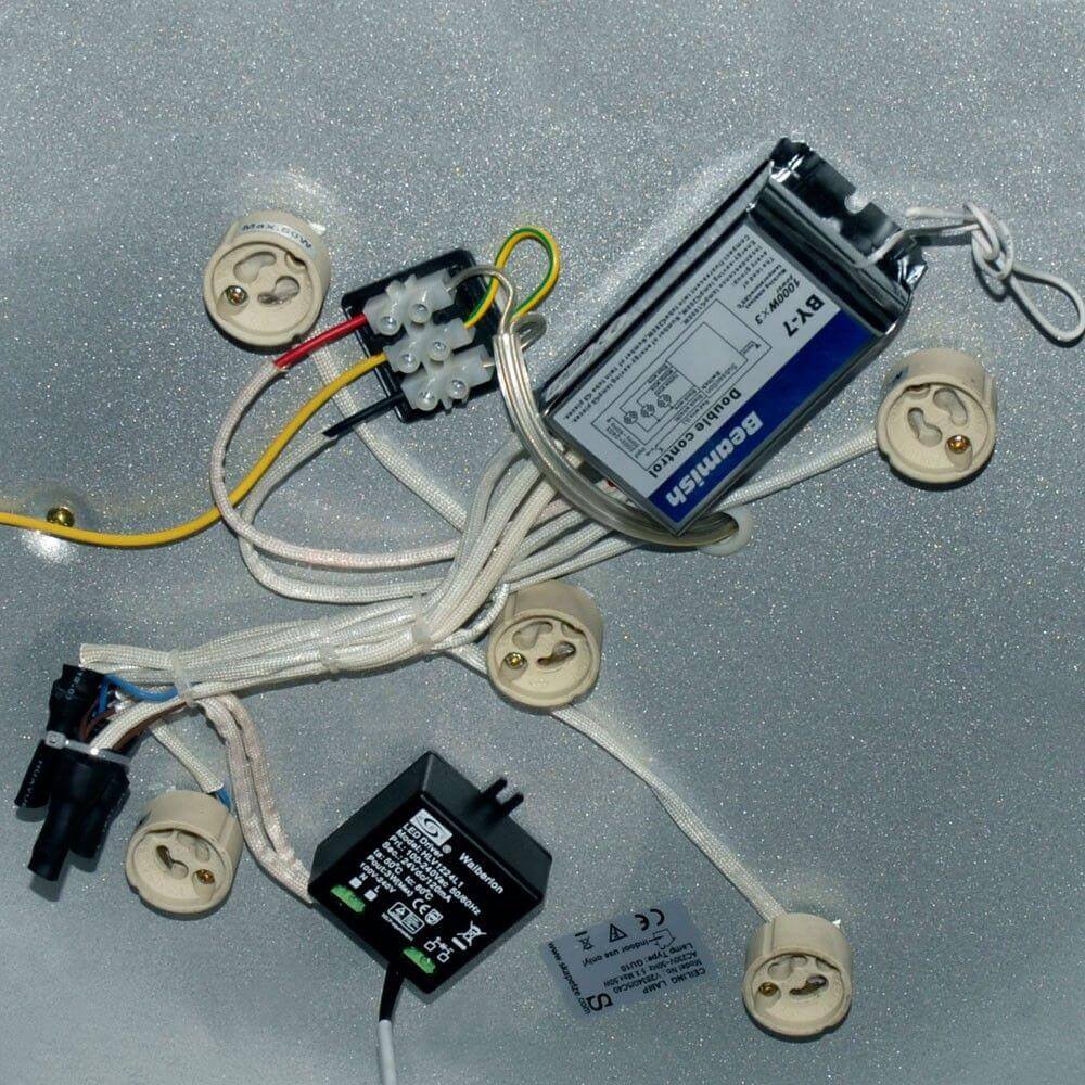 Detailansicht des Wireless 3-fach Funk-Kontrollers mit Anschlussklemmen und Verkabelung