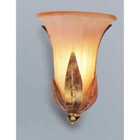 Applique Cheope oro antico 55 cm con elegante forma floreale antica e illuminazione soffusa su una parete.