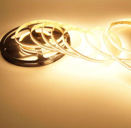 5m LED-Strip 19 W/m CRI 92 Warmweiß IP20 auf einer Rolle, energieeffiziente Beleuchtung mit warmem Licht.