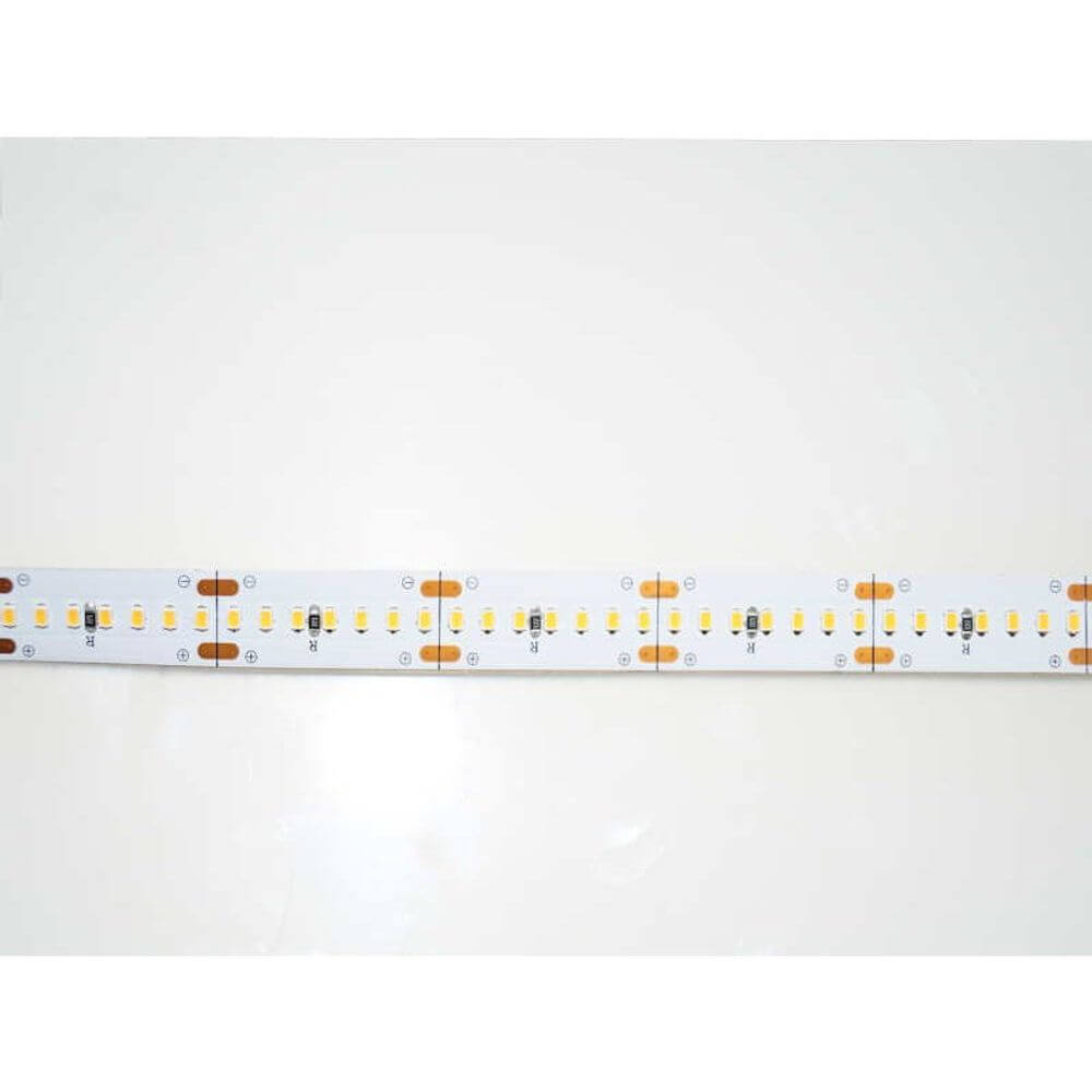 5m LED-Strip 19 W/m Neutralweiß IP63 / 240 LEDs auf hellem Hintergrund, zeigt die LED-Strip Details und Struktur.