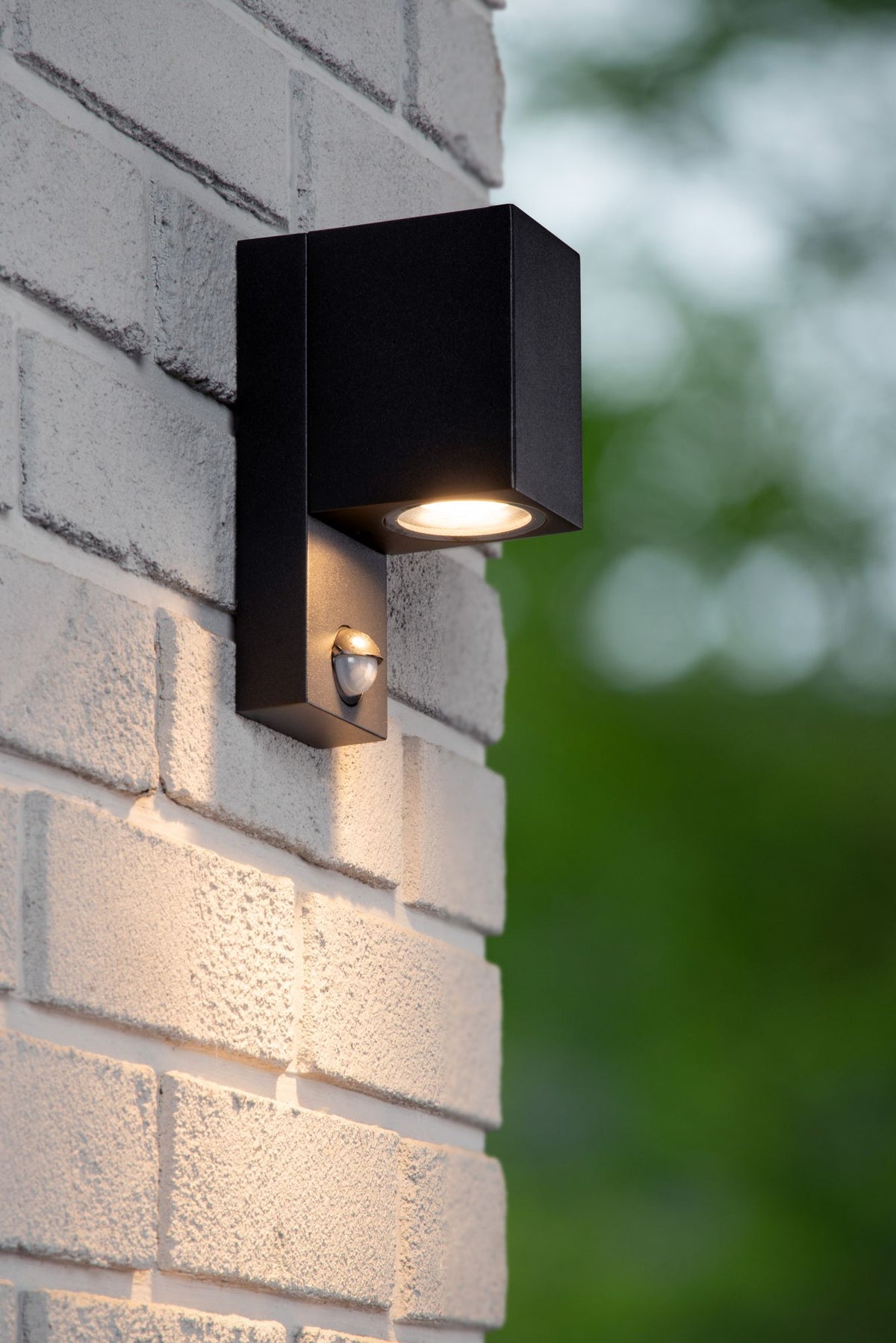 Rectangular Zaro outdoor wall light with motion sensor IP65 Black (1)