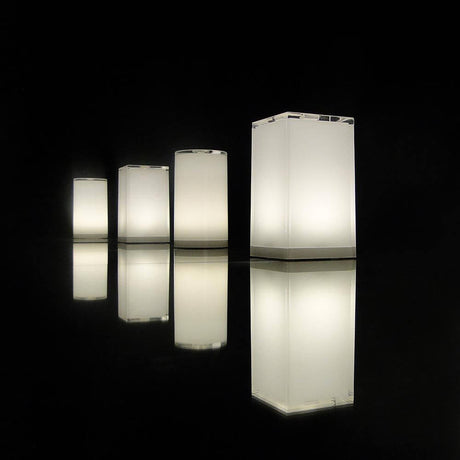 Set da 6 lampade da tavolo a batteria LED Cub con controllo tramite app, in elegante look acrilico su sfondo nero.