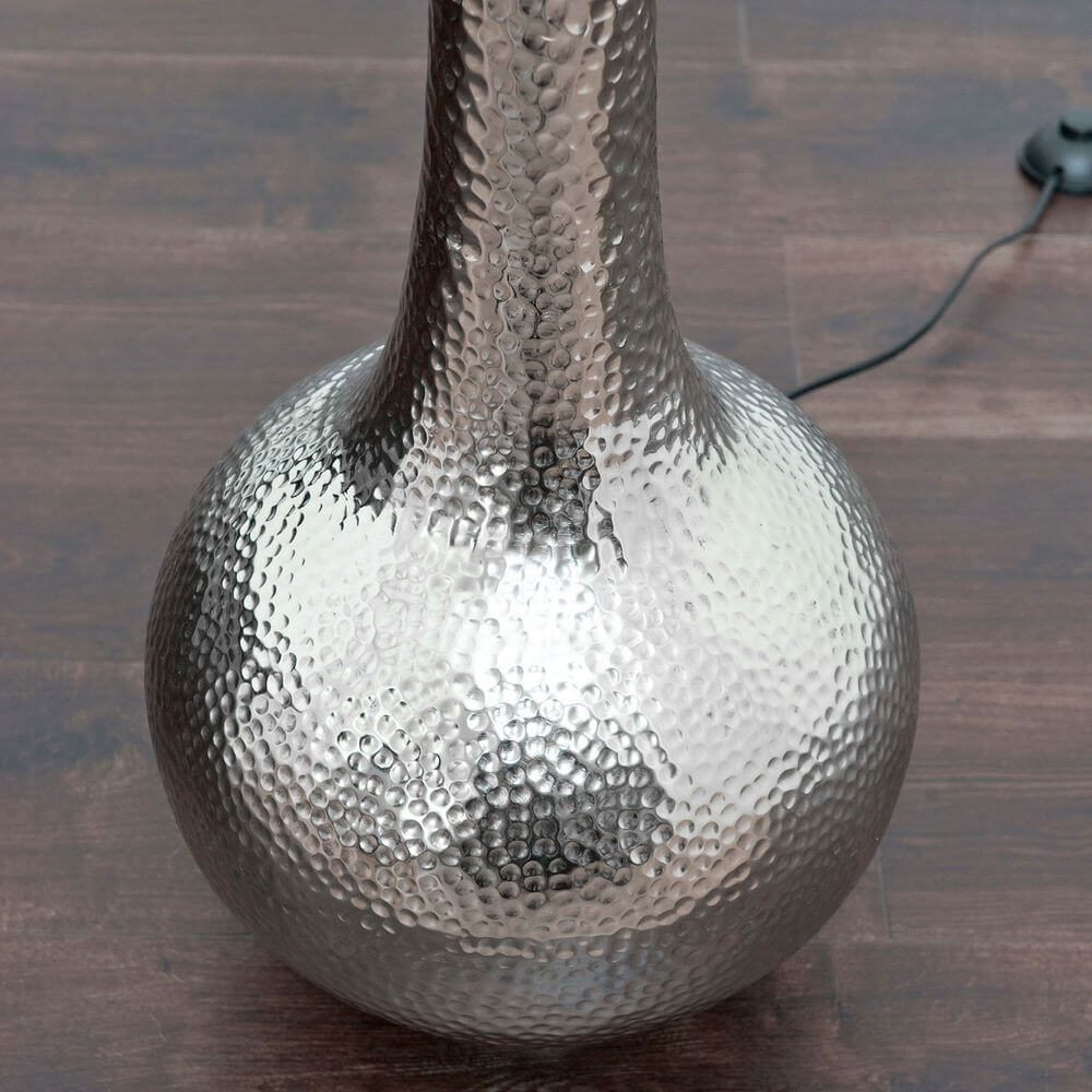Stehleuchte Maestro Aluminium Vernickelt Silber mit einer stilvollen, glänzenden Oberfläche.