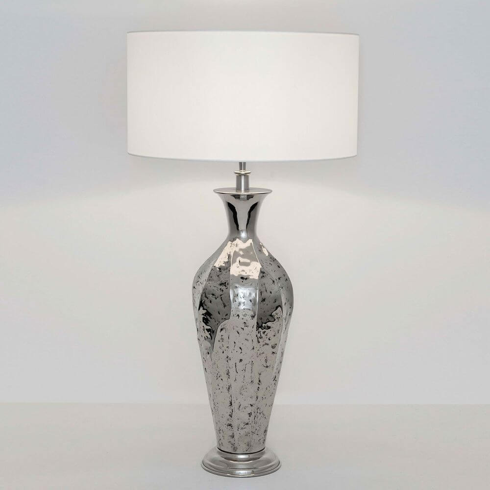 Tischleuchte Maga Aluminium Vernickelt Silber mit modernem Design und schicker weißer Lampe.