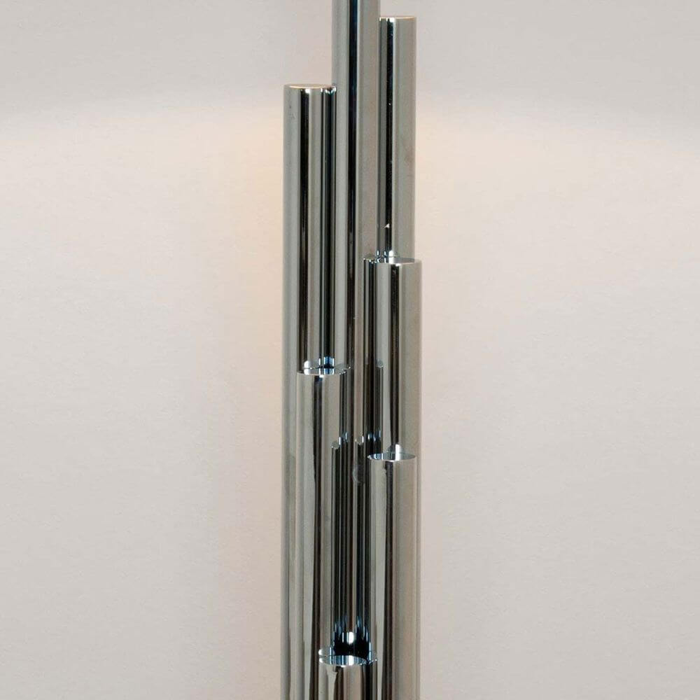 Stehleuchte Trimestre Metall verchromt Silber aus mehreren verchromten Rohren in modernem Design.